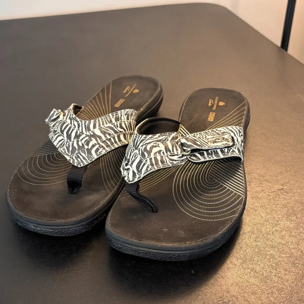 Clarks Cloudsteppers Flip Flops Womens sz 9M Black White Zebra Comfort summer